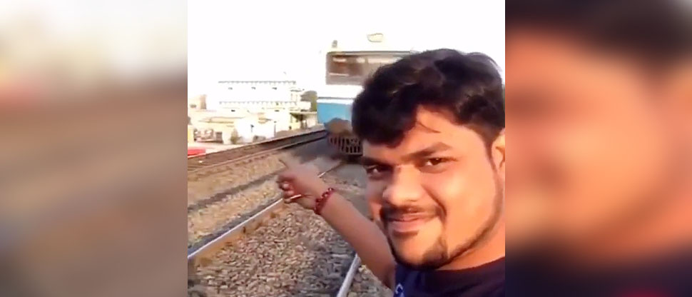 Captan momento cuando tren arrolla a joven que grababa video para TikTok