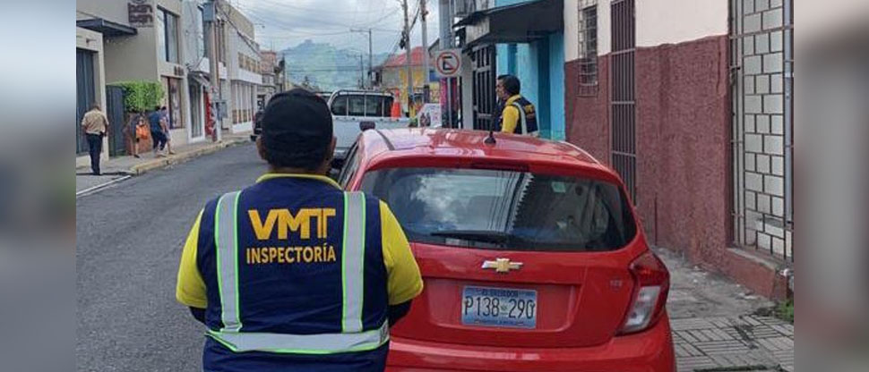 Multan a conductores que acostumbran a estacionarse en lugares no permitidos