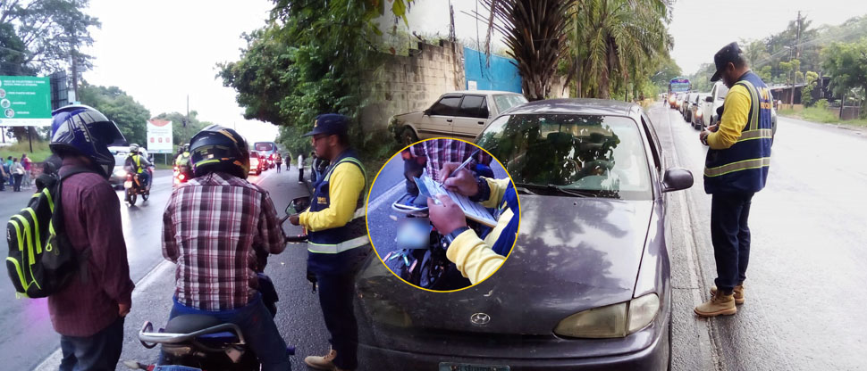 Continúan multas a conductores que acostumbran a no respetar la fila vehicular