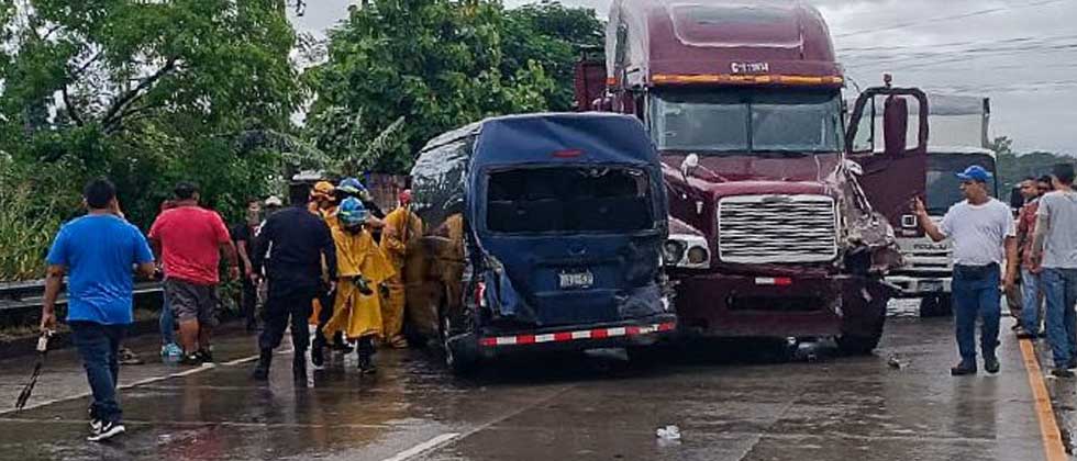 Reportan fuerte choque entre una rasta y un microbús en Sonsonate