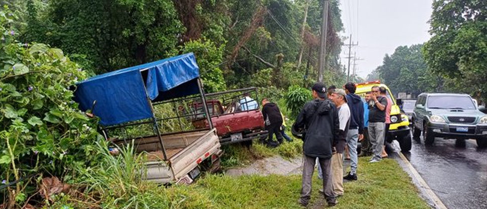 Conductores provocan fuerte accidente en carretera antigua a Santa Ana