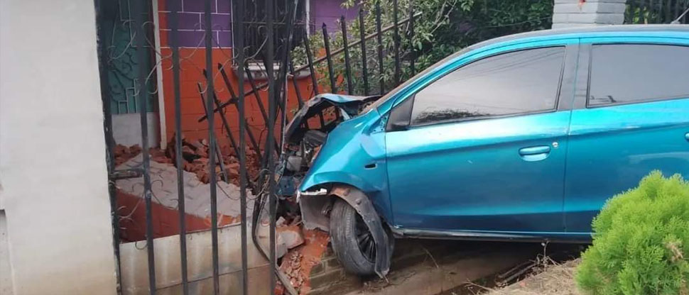 Familia es sorprendida por un conductor que chocó su vehículo contra la vivienda