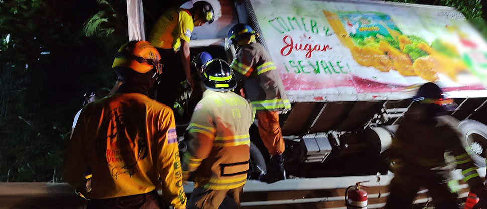 Camión vuelca y deja dos lesionados en carretera a Sonsonate