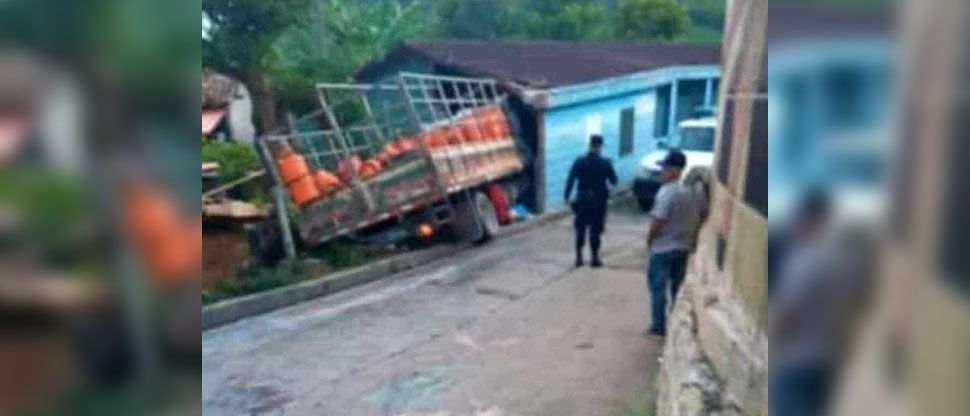 Anciana muere tras impactar camión repartidor de gas propano en una vivienda en Chalatenango