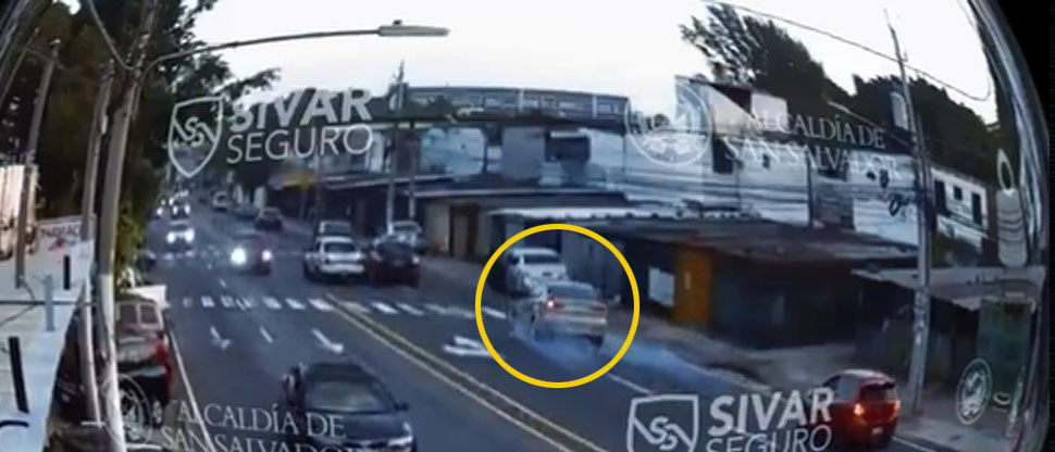 Por manejar a excesiva velocidad, conductor provoca accidente en transitada calle de San Salvador