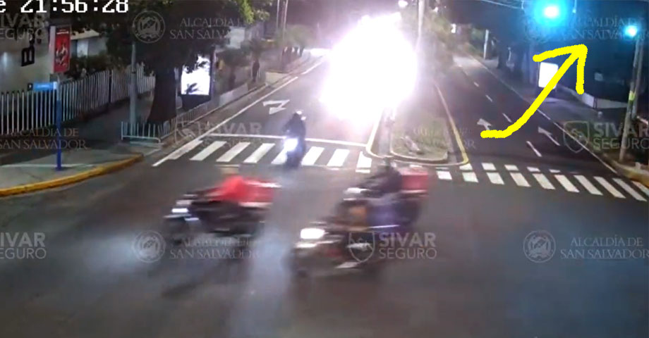 Motociclistas se pasan semáforo en rojo y provocan fuerte accidente en San Salvador