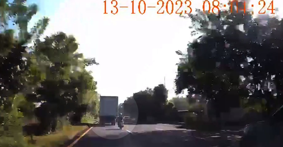 Cámara captan momento cuando motociclista se estrella contra un furgón en Quezaltepeque