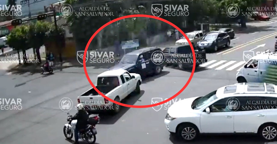 Cámaras de Sivar Seguro captan nuevo percance vial en San Salvador