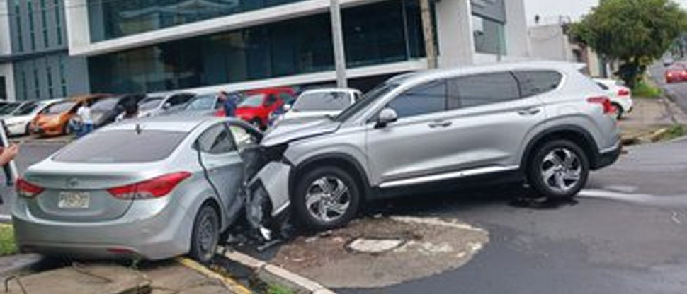 Conductores ocasionan fuerte accidente en colonia Escalón, San Salvador