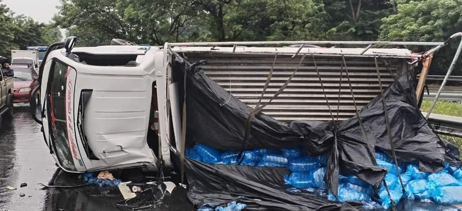 Camión que transportaba fardos de agua vuelca en carretera de Oro