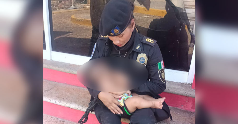Mujer policía amamanta a bebé que tenía días de no alimentarse