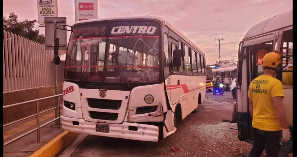 Tres unidades de transporte público colisionan en Apopa
