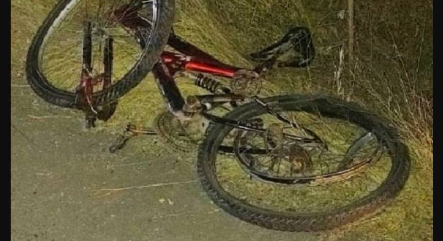 Menor de edad cae de bicicleta arruinada y se incrusta un tronco en el pecho