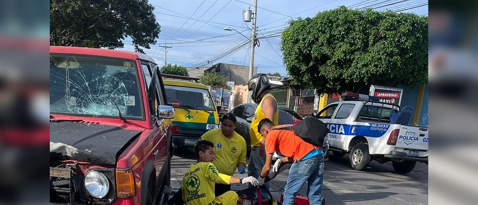 Socorristas auxilian a hombre atropellado en Santa Ana