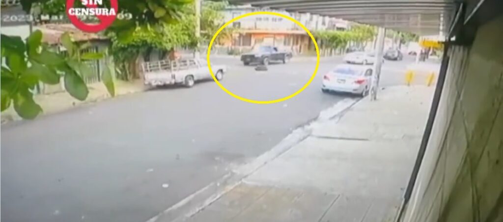 Cámaras captaron el momento en que se produjo choque en barrio Santa Anita, San Salvador