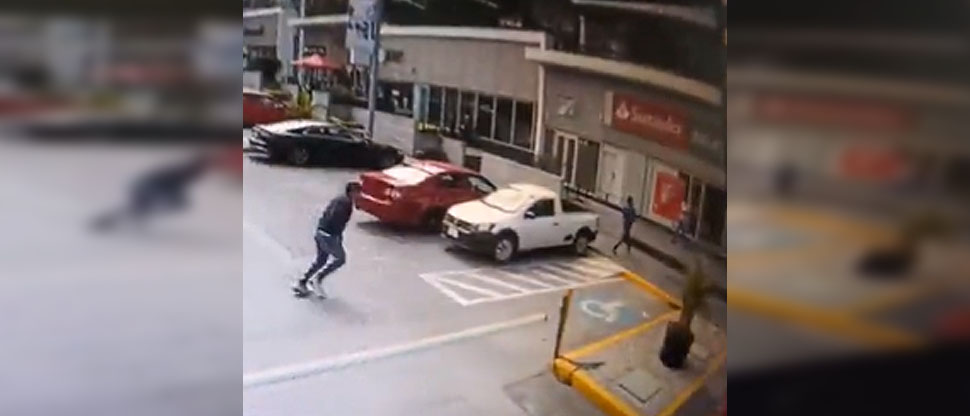 VIDEO: Ladrón muere a tiros tras intentar robar en un banco en México