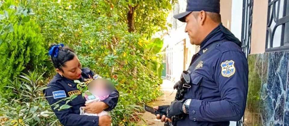 Agentes de la PNC rescatan a una bebé abandonada en San Salvador