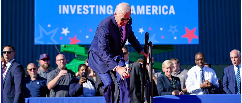 Biden tropieza dos veces al subir por las escaleras de un podio 