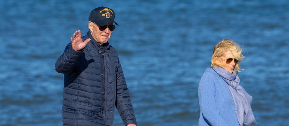 Joe Biden es criticado por relajarse en la playa