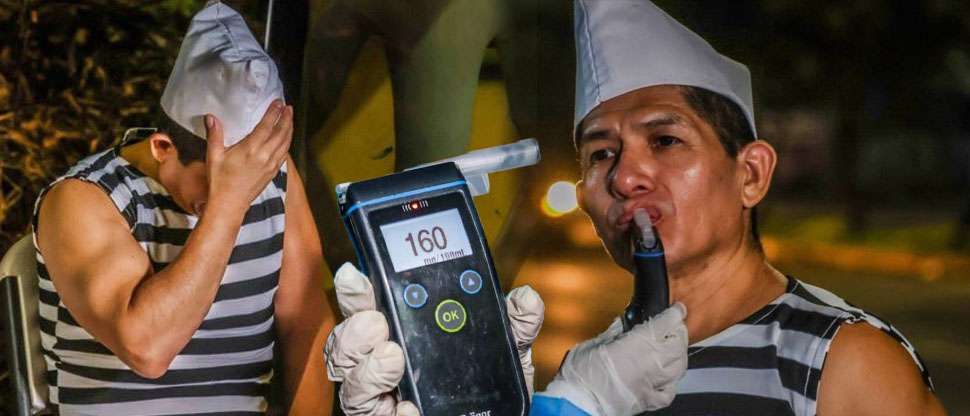 Conductor borracho y disfrazado de reo es capturado en un control antidoping