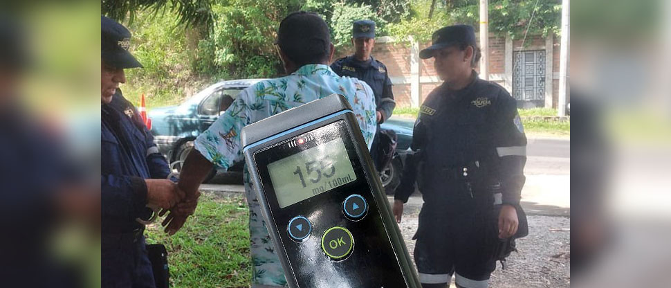 Conductor borracho desobedece las leyes de tránsito y termina bajo arresto