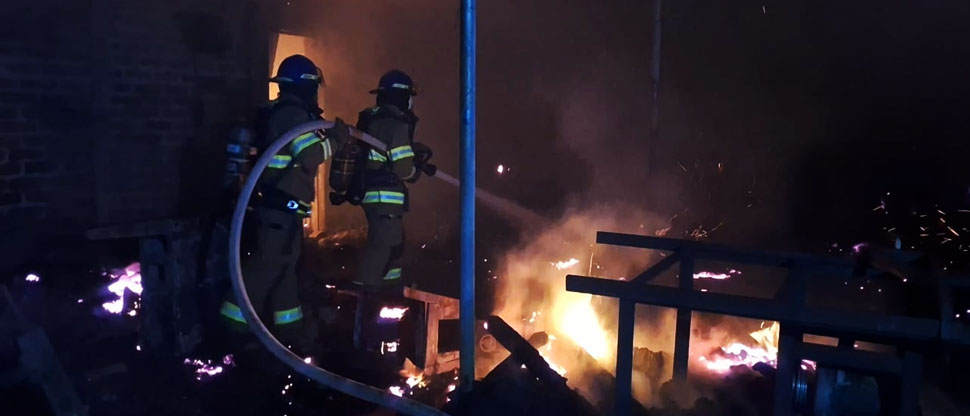 Fuerte incendio consume una bodega en San Miguel