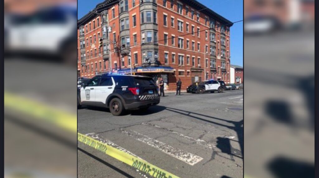 Reportan tiroteo y múltiples víctimas en Massachusetts, EUA