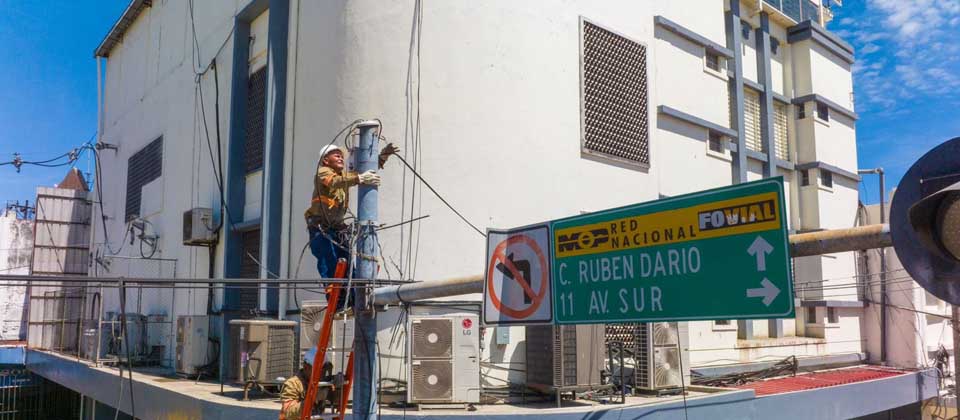 Inicia el retiro del cableado aéreo en Centro Histórico de San Salvador