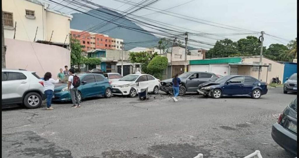 Varios vehículos involucrados en accidente en San Antonio Abad