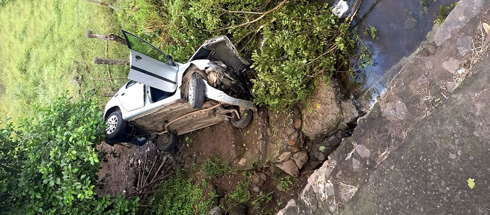 Tres lesionados luego que vehículo se precipitara a un barranco en Santa Ana
