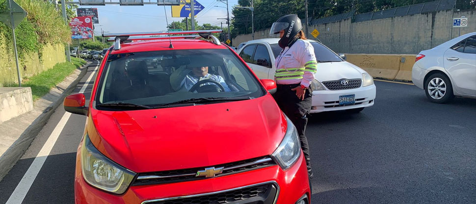 Multan a otro conductor que iba distraído con el celular