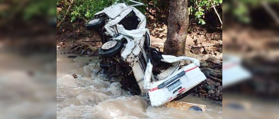 Vehículo es arrastrado por la corriente de una quebrada en Chalatenango