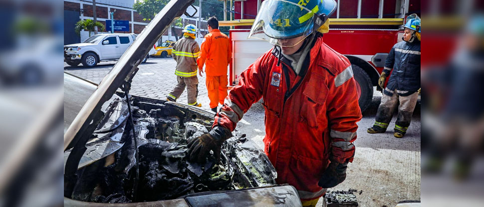 Bomberos evitan que vehículo terminara completamente en cenizas