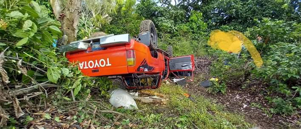 Conductor se salva de milagro tras volcar su vehículo en Usulután