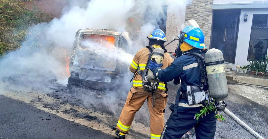 Vehículo es consumido por completo tras incendiarse en Antiguo Cuscatlán