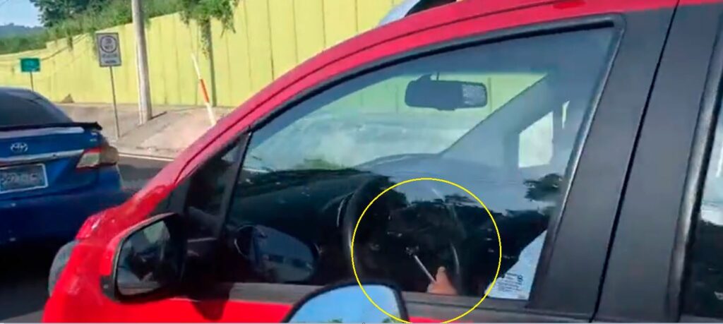 VIDEO: Conductor es sorprendido con el celular en las manos mientras manejaba por avenida Jerusalen