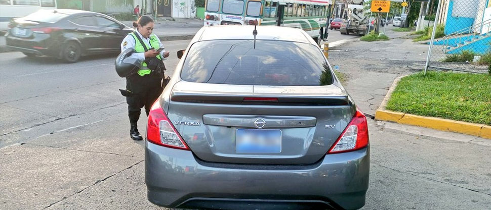 Multan a otro conductor que iba distraído por usar el celular