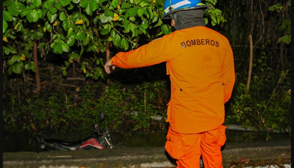 Pareja que viajaba en motocicleta se accidenta y cae en una cuneta en Chalatenango