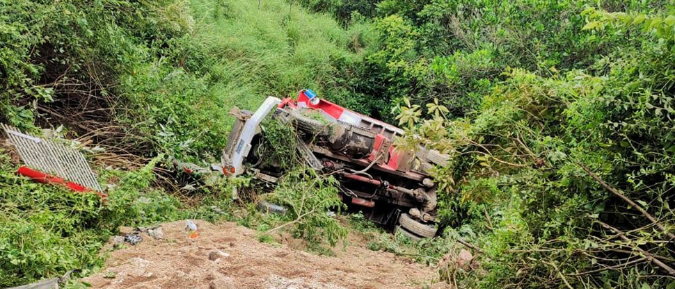 Conductor muere al precipitarse camión hacia un barranco en Chalatenango
