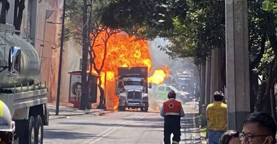 Camión cargado con cilindros de gas explota en plena ciudad de Tlalpan, México