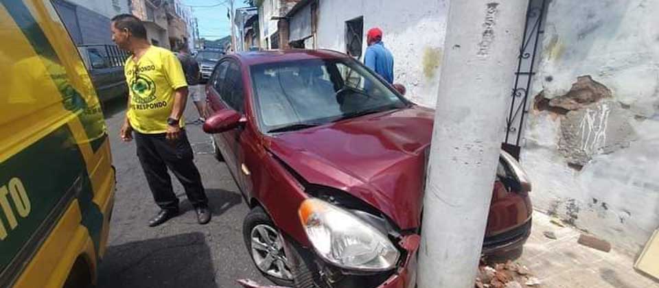 Ancianito se desmaya al conducir y choca contra un poste en Santa Ana