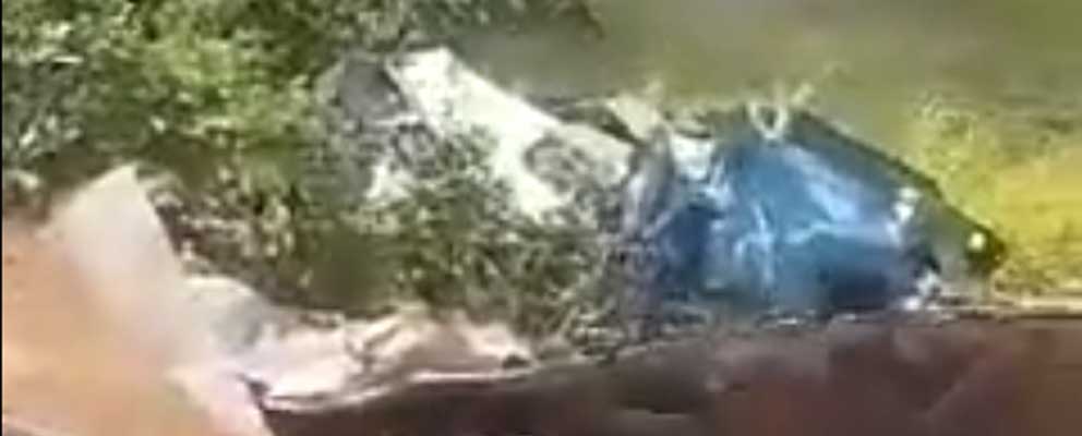 Conductor de rastra pierde control y cae a un barranco en San Vicente