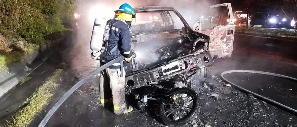 Motocicleta y pick up prenden en llamas tras chocar en carretera de Oro