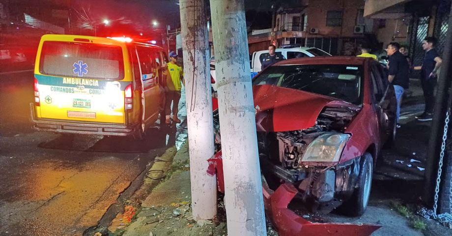Conductor pierde el control y estrella su vehículo contra postes del tendido eléctrico