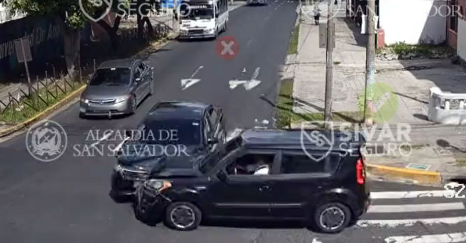 Cámaras de #SivarSeguro captan nuevo accidente de tránsito en San Salvador