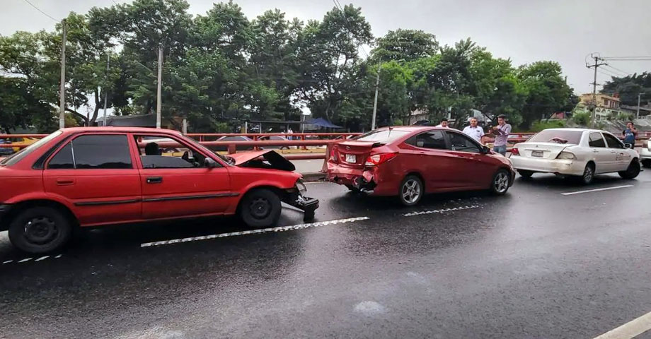 Reportan múltiple accidente sobre el paso a desnivel, Hermano Bienvenido a Casa