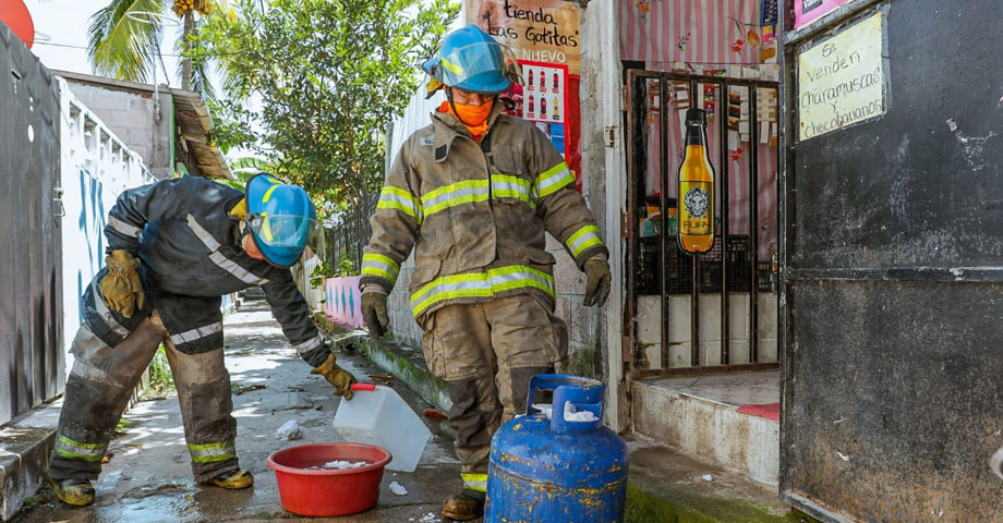 Bomberos atienden emergencia por fuga de gas en una colonia de Ilopango
