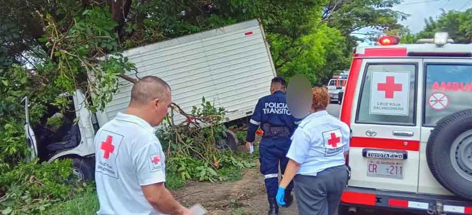 Conductor de camión resulta lesionado tras accidente de tránsito en Comalapa