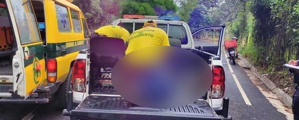 Socorristas auxilian a joven que estaba inconsciente en un autobús de la ruta 125 de Chalatenango