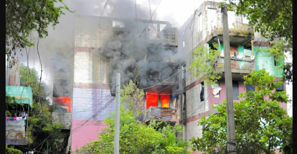 Fuerte incendio consume condominios en San Salvador | VIDEO